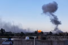 Khói bốc lên sau cuộc không kích nhằm vào các mục tiêu của lực lượng Houthi tại Sanaa, Yemen. (Ảnh: THX/TTXVN)