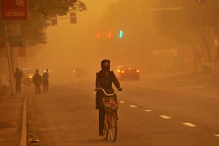 Cát bụi mù mịt trên đường phố ở Trung Quốc. (Ảnh: THX/TTXVN)