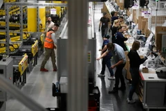 Nhân viên làm việc tại trung tâm phân phối của Amazon. (Ảnh: AFP/TTXVN)