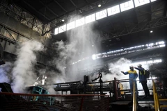 Công nhân làm việc tại một nhà máy sản xuất thép ở Port Talbot, Wales, Anh. (Ảnh: AFP/TTXVN)