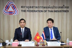 Đại sứ Phạm Việt Hùng (bên trái) và Phó Chủ tịch FTI Vathit Chokwatana tại hội thảo. (Ảnh: Đỗ Sinh/TTXVN)