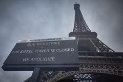 Bảng thông báo về việc đóng cửa tháp Eiffel tại Paris, Pháp ngày 19/2. (Ảnh: AFP/TTXVN)
