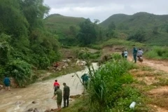 Các lực lượng tìm kiếm nạn nhân còn lại dọc theo khu vực suối xã Nậm Chày, huyện Văn Bàn (Lào Cai). (Ảnh: TTXVN phát)