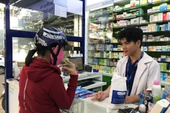 Người dân đến mua thuốc tại một cửa hàng thuộc hệ thống Pharmacity. (Ảnh: Đinh Hằng/ TTXVN)