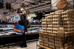 Người dân mua thực phẩm tại siêu thị ở Bordeaux, Pháp. (Ảnh: AFP/ TTXVN)