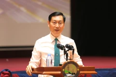 Bộ trưởng Bộ Mỏ và Năng lượng Campuchia Keo Rottanak trao đổi với sinh viên RUPP tại diễn đàn. (Ảnh: Hoàng Minh/TTXVN)