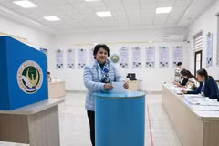 Cử tri Uzbekistan đi bầu cử. (Ảnh: Xinhua)