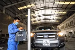 Kiểm định xe cơ giới. (Ảnh: Tuấn Anh/TTXVN)