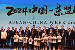 Các đại biểu khởi động Tuần lễ ASEAN-Trung Quốc năm 2024. (Ảnh: Thành Dương/TTXVN)