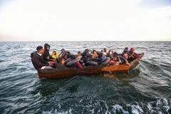 Người di cư lênh đênh trên Địa Trung Hải, ngoài khơi bờ biển Sfax của Tunisia. (Ảnh: AFP/TTXVN)