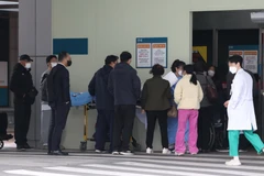 Bệnh nhân xếp hàng tại khoa cấp cứu của một bệnh viện ở Seoul, Hàn Quốc. (Ảnh: Yonhap/TTXVN)