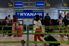 Hành khách làm thủ tục tại khu vực của Hãng hàng không Ryanair ở sân bay Adolfo Suarez Madrid Barajas, Madrid, Tây Ban Nha. (Ảnh: AFP/TTXVN)