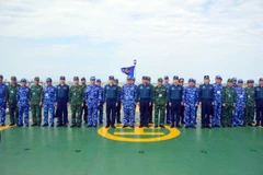 Lực lượng tuần tra hai nước chụp ảnh lưu niệm trên tàu CSB 8004. (Ảnh: TTXVN phát)