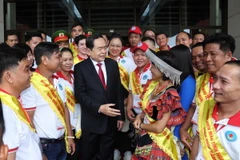 Chủ tịch Quốc hội Trần Thanh Mẫn với đại biểu người hiến máu tình nguyện tiêu biểu toàn quốc năm 2024. (Ảnh: Thống Nhất/TTXVN)