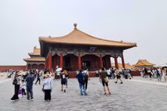 Du khách tham quan Tử Cấm Thành. (Ảnh: Công Tuyên/TTXVN)