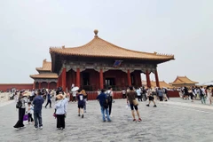 Du khách tham quan Tử Cấm Thành. (Ảnh: Công Tuyên/TTXVN)