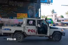 Cảnh sát Haiti gác trên đường phố thủ đô Port-au-Prince. (Ảnh: AFP/TTXVN)