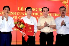 Tân Bí thư Thành ủy Sóc Trăng Thái Đăng Khoa nhận Quyết định và hoa chúc mừng. (Ảnh TTXVN phát)