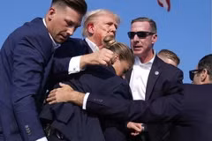 Hình ảnh trích từ video cho thấy mật vụ Mỹ bảo vệ cựu Tổng thống Donald Trump rời khỏi bục diễn thuyết trong cuộc vận động tranh cử ở Butler, bang Pennsylvania, ngày 13/7/2024. (Ảnh: AP/TTXVN)