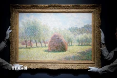 Bức tranh "Meules a Giverny" của danh họa Claude Monet được trưng bày tại nhà đấu giá Sotheby's ở New York, Mỹ ngày 3/5/2024. (Ảnh: AFP/TTXVN)