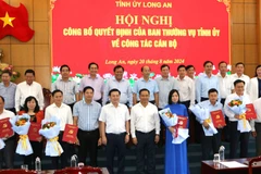 Ban Thường vụ Tỉnh ủy Long An trao Quyết định bổ nhiệm, điều động cán bộ lãnh đạo. (Ảnh: Thanh Bình/TTXVN)