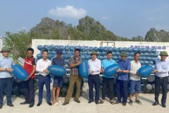 Ngư dân huyện Vân Đồn đón nhận phao nhựa HDPE được hỗ trợ. (Ảnh: TTXVN phát)