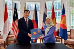 Lễ bàn giao vai trò Chủ tịch luân phiên ACP từ Đại sứ Malaysia Suzilah Mohd Sidek sang Đại sứ Việt Nam Dương Hoài Nam. (Ảnh: Đại sứ quán Việt Nam tại Prague)