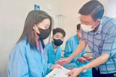 Chủ tịch Ủy ban Mặt trận Tổ quốc tỉnh Thái Nguyên trao tặng tiền hỗ trợ cho các bệnh nhân (Ảnh: Báo Thái Nguyên)
