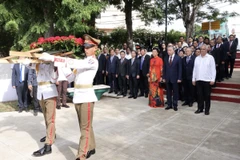 Tổng Bí thư, Chủ tịch nước Tô Lâm và phu nhân dâng hoa tại Tượng đài Chủ tịch Hồ Chí Minh ở Thủ đô La Habana, Cuba. (Ảnh: Lâm Khánh/TTXVN)