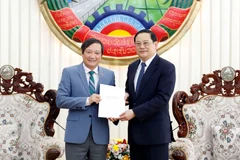Đại sứ Việt Nam tại Lào Nguyễn Bá Hùng trao cho Thủ tướng Lào Sonexay Siphandone thư của Tổng Bí thư Nguyễn Phú Trọng gửi chúc mừng sinh nhật nguyên Chủ tịch Khamtay Siphandone. (Ảnh: Phạm Kiên/TTXVN)