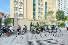 Các tang vật được công an thu giữ. (Ảnh TTXVN phát)