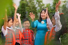 Cô trò Trường Tiểu học Thăng Long (quận Hoàn Kiếm, Hà Nội). (Ảnh: Thanh Tùng/TTXVN)