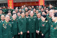 Đại tướng, Bộ trưởng Quốc phòng Phan Văn Giang, Thượng tướng Bế Xuân Trường, Chủ tịch Hội Cựu chiến binh Việt Nam và các đại biểu tại buổi gặp mặt. (Ảnh: Trọng Đức/TTXVN)