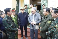 Ủy viên Bộ Chính trị Nguyễn Hòa Bình động viên các lực lượng tham gia chữa cháy rừng. (Ảnh: Quốc Khánh/TTXVN)