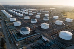 Bể chứa dầu tại kho dự trữ ở Carson, California, Mỹ. (Ảnh: AFP/ TTXVN)
