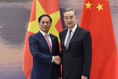 Bộ trưởng Ngoại giao Trung Quốc Vương Nghị đón tiếp Bộ Trưởng Ngoại giao Bùi Thanh Sơn tại Quảng Tây. (Ảnh: Phóng viên TTXVN tại Trung Quốc)