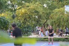 Người dân tham gia chơi pickleball tại sân chơi vừa mới được khánh thành. (Ảnh: Văn Dũng/TTXVN)