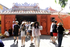 Du khách trong và ngoài nước tham quan Chùa Cầu sau khi được trùng tu. (Ảnh: Trịnh Bang Nhiệm/TTXVN)