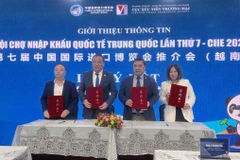 Lễ ký kết tham gia Hội chợ CIIE 2024 giữa Cục Xúc tiến thương mại và Cục Hội chợ nhập khẩu quốc tế Trung Quốc. (Ảnh: Bộ Công Thương)