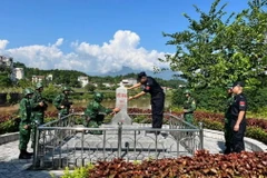 Đội tuần tra liên hợp số 1 Bộ đội biên phòng tỉnh lào Cai tiến hành kiểm tra cột Mốc 101. (Ảnh: Cổng Thông tin Điện tử tỉnh Lào Cai)