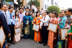 Chủ tịch Trung ương Hội Nông dân Việt Nam Lương Quốc Đoàn nói chuyện với các nông dân Việt Nam xuất sắc. (Ảnh: TTXVN phát)