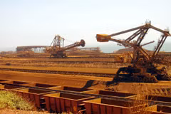 Vận chuyển quặng sắt tại khu cảng Rio Tinto, vùng Pilbara, miền Tây Australia. (Ảnh: AFP/TTXVN)