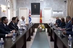 Phó Chánh án Nguyễn Văn Tiến và đoàn đại biểu Tòa án Nhân dân Tối cao Việt Nam tại buổi làm việc với Chánh án Tòa án Nhân dân Tối cao Cuba Rubén Remigio Ferro. (Ảnh: Mai Phương/TTXVN)