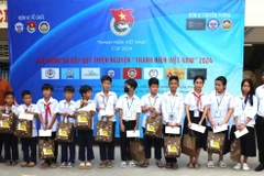 Trao quà và học bổng cho con em người gốc Việt tại Trường Tiểu học Hữu nghị Khmer-Việt Nam Tân Tiến. (Ảnh: Hoàng Minh/TTXVN)