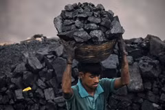 Thu nhặt than đá tại một khu mỏ ở ngoại ô Dhanbad, Ấn Độ. (Ảnh: AFP/TTXVN)