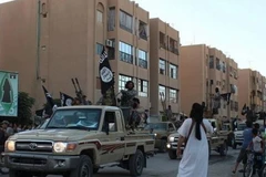 Các tay súng IS trên đường phố tại Raqa (Syria), ngày 30/6/2014. (Ảnh minh họa: AFP/TTXVN)