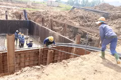 Tại gói thầu XL3 của dự án thành phần 7 đường Vành đai 3 Thành phố Hồ Chí Minh, công nhân được huy động làm việc liên tục. (Ảnh: Bùi Giang/TTXVN)