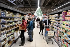 Khách hàng mua đồ trong siêu thị ở Rennes, miền Tây Pháp. (Ảnh: AFP/TTXVN)