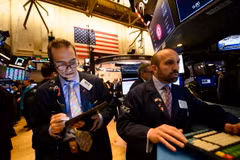 Giao dịch viên tại Sàn chứng khoán New York, Mỹ. (Ảnh: AFP/TTXVN)