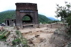 Nền móng các công trình tại Di tích Hải Vân Quan được phát lộ. (Ảnh: Trần Lê Lâm/TTXVN)